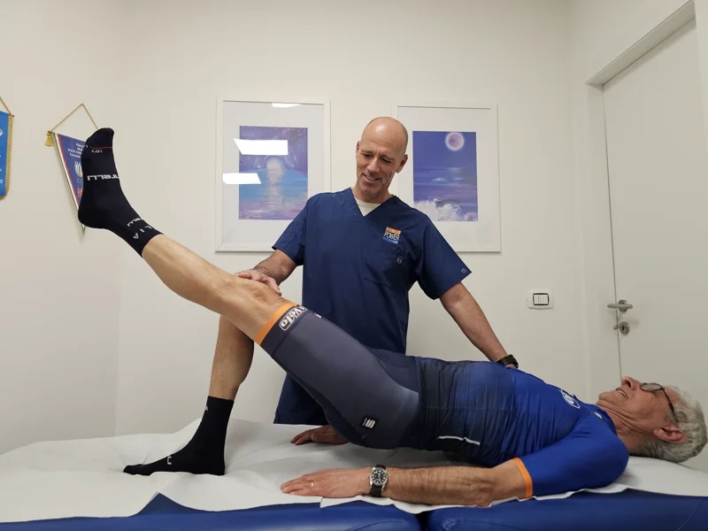 Giorgio Peresempio con un cliente durante una visita biomeccanica