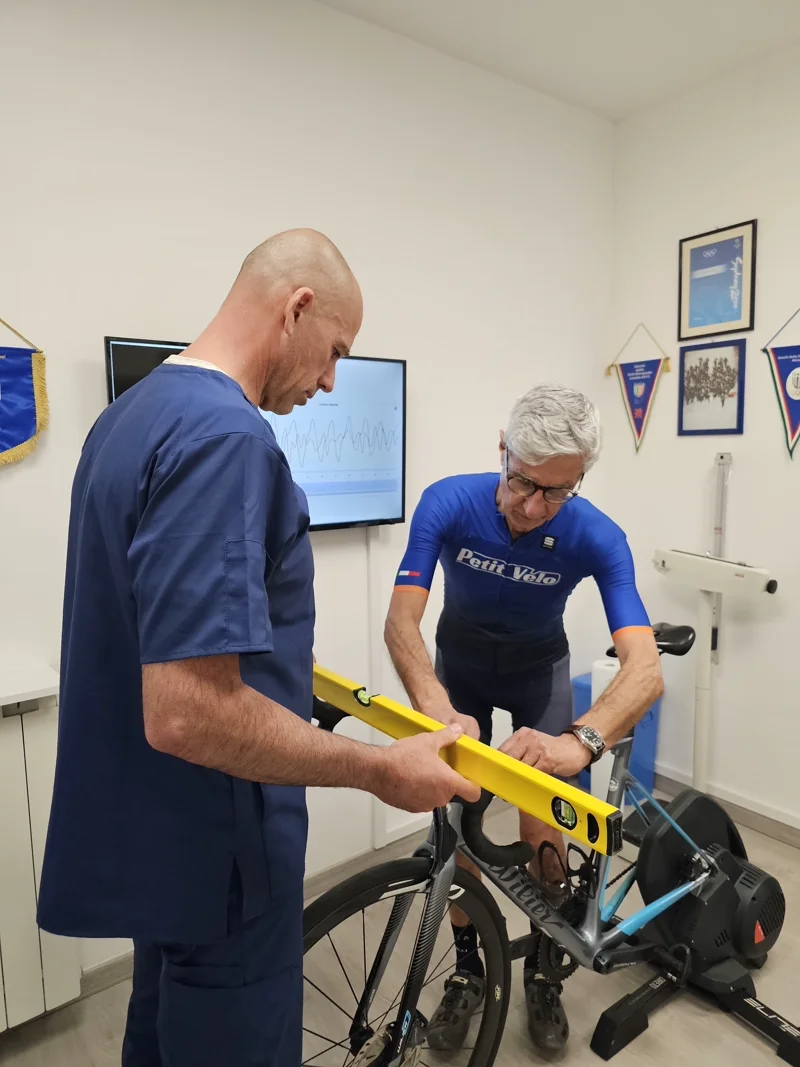 Sessione di bike fitting clinico nello studio Fisiopowerlab a Roma